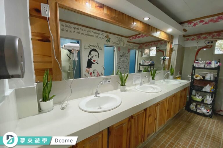 BECI CAFE Bathroom 3